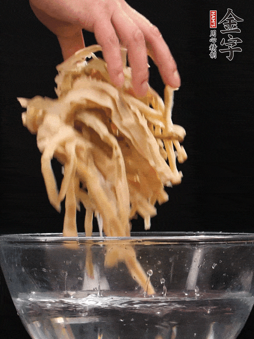天目山筍干1把，清洗表面鹽分，用手撕成長(zhǎng)條