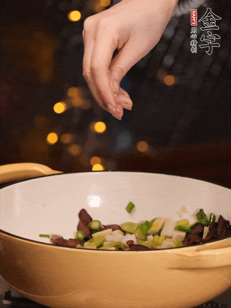 可以加點(diǎn)點(diǎn)水，再加菜苔，加點(diǎn)鹽、味精調(diào)味