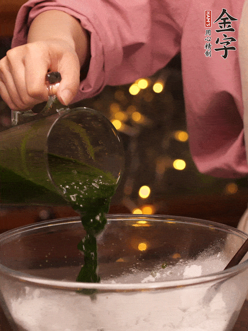 清明粿粉，分次加艾草泥，加點(diǎn)油揉2分鐘