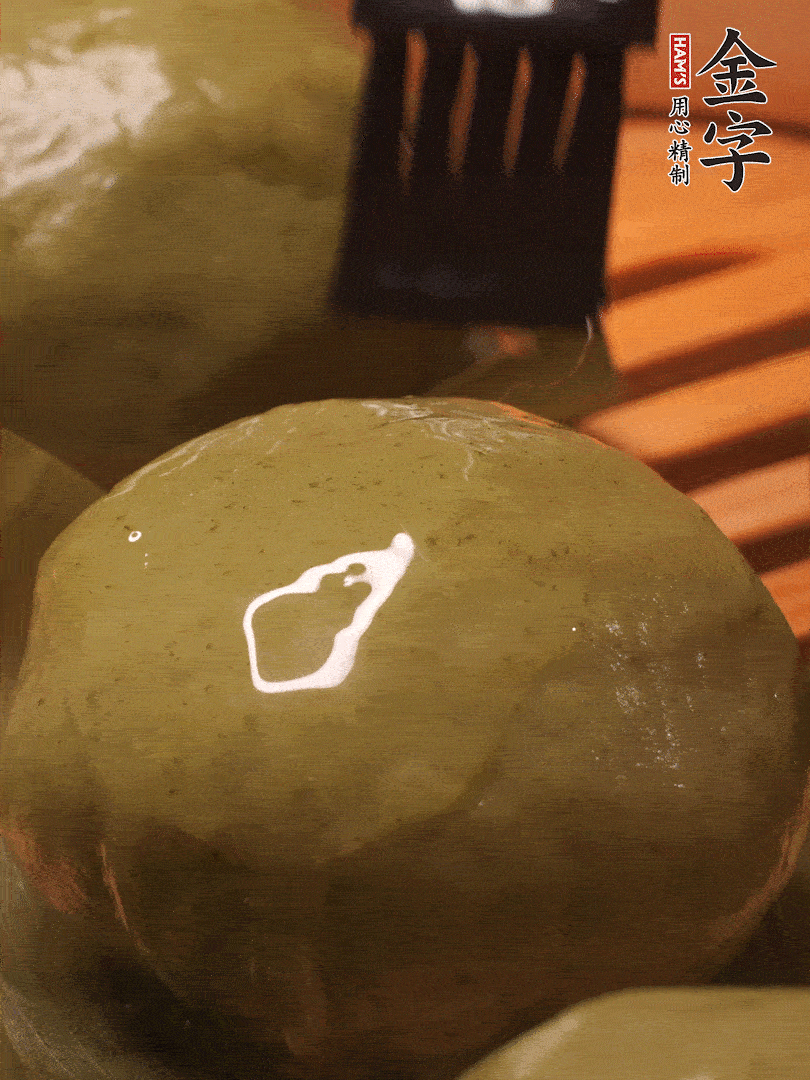 冷水下鍋，水開(kāi)后，蒸10分鐘，趁熱刷上熟油