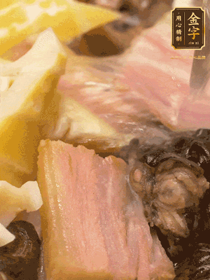 倒入滾燙的熱水，燉煮20分鐘，湯濃汁白