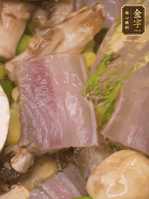 開蓋，放入河蝦繼續(xù)燜煮5分鐘