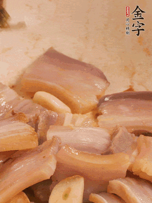 加入雪菜、咸肉冬筍 炒出香味