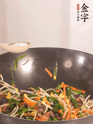 炒合菜：金字醬油肉、綠豆芽、韭菜