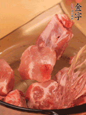 排骨冷水下鍋，加料酒、姜片，煮開(kāi)綽水