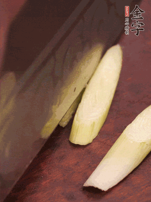 蒜白切小段，辣椒斜切圈