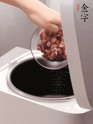 鍋中倒入豬油，油熱后炒熟上海青，給倒少許鹽調(diào)味