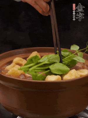 加筒骨煲的經(jīng)典配菜：金字土香腸、油豆腐、千張蓋上蓋子燜一會兒，耐心等候10分鐘。