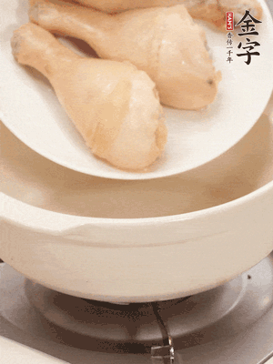 雞腿、火腿、干貝、蒜頭放入砂鍋內(nèi)燉1小時
