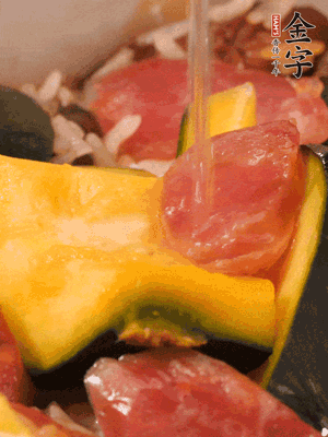 倒入溫開(kāi)水，水量高出米面一個(gè)指節(jié)。