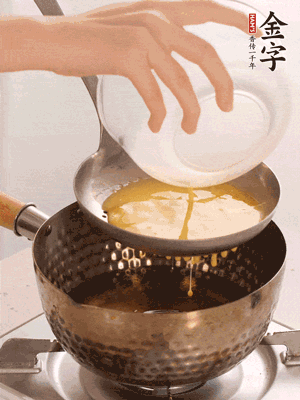 雞蛋過篩子倒入油鍋炸成蛋酥，瀝干油。
