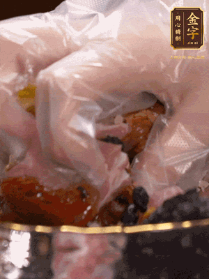 排骨洗凈后（蠔油、生抽、老抽、鹽、糖、淀粉、豆豉、蒜蓉、姜絲）腌制30分鐘