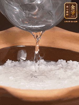 砂鍋底部刷一層油，加入大米和開水，水高1cm,大火燒開后轉(zhuǎn)中火煲5分鐘，到水微收干