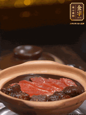 鋪上臘腸和排骨，鍋邊淋一圈油，小火煲10分鐘
