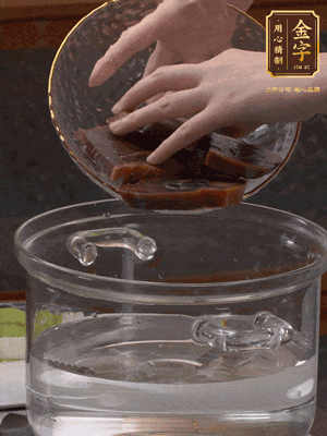 火腿蹄片冷水下鍋，水沸騰后煮5分鐘焯水