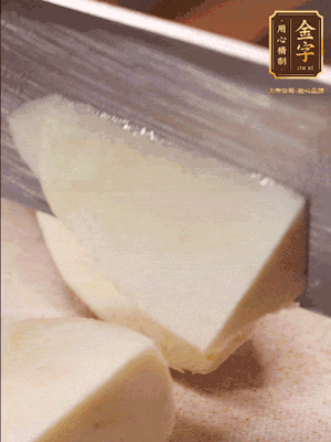 茭白去殼，底部一層老皮刨掉，切成滾刀塊