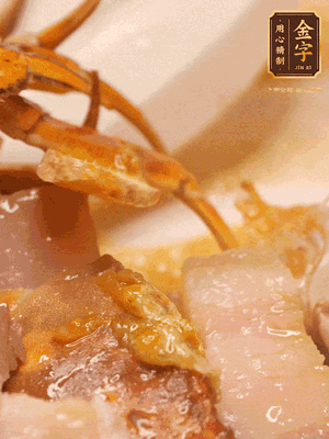 顏色變紅時(shí)，放蔥結(jié)、姜片煸香，再放咸肉、茭白、毛豆翻炒