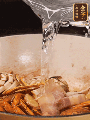 加料酒/花雕酒去腥，加入開(kāi)水燜10分鐘左右