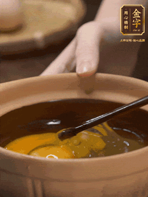 雞蛋打入砂鍋，充分打勻，1.5倍的溫水加一勺鹽，倒入蛋液中，攪拌均勻后用勺子舀去表面浮沫