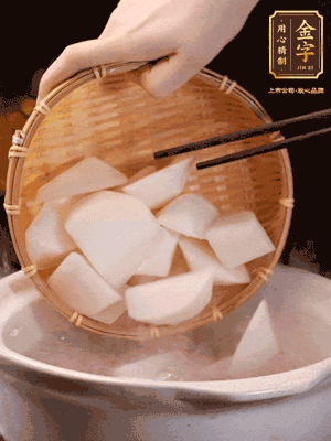大火煮開(kāi)后，轉(zhuǎn)中小火燉40分鐘，挑出蔥結(jié)，再下蘿卜燉20分鐘