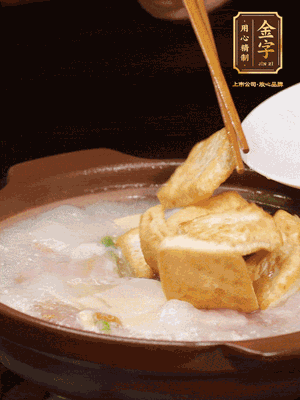倒入開水大火煮開，轉(zhuǎn)中小火放咸肉，放一點(diǎn)點(diǎn)糖、味精慢燉10分鐘
