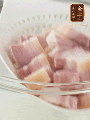 金字淡咸肉、排骨分別加料酒、蔥、姜冷水下鍋焯水，水開(kāi)撇去浮沫撈出。