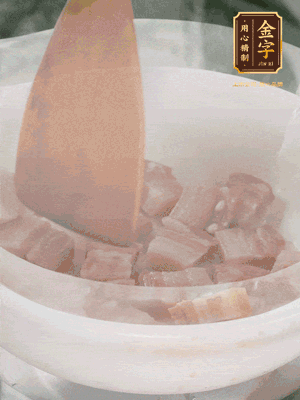 砂鍋內(nèi)咸肉微微煸出香味，再倒入開(kāi)水。放排骨滾開(kāi)后轉(zhuǎn)中小火篤30分鐘。（水盡量一次加足，以免中途加水沖淡鮮味。這一步是湯底濃白的關(guān)鍵）