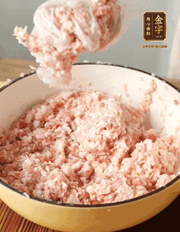 肉丁、咸肉丁、一丟丟鹽、料酒拌勻，反復(fù)摔打上勁。接著加入1兩蔥姜水，反復(fù)拌勻摔打上勁。前后共加3遍。3遍后筍丁，接著反復(fù)摔打上勁。最后加入1個(gè)蛋清、3茶匙生粉拌勻摔打上勁