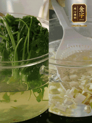 春筍切丁焯水；薺菜加鹽焯水，過(guò)涼水后切成細(xì)末