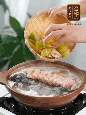倒開水燉煮后轉(zhuǎn)移入砂鍋，淋料酒去腥、加少許鹽調(diào)味，再依次加咸肉、春筍燉煮15分鐘。