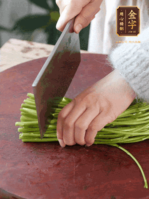 正嫩的藜蒿，掐頭去除根部，切小段