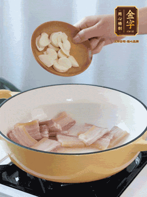 熱油下咸肉煸出香味，加蒜片、毛豆翻炒均勻