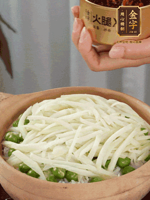 到水微干，放上豌豆、茭白絲。
