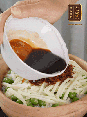繼續(xù)小火燜3分鐘，淋上XO醬攪拌均勻。
