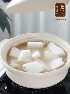 最后下冬瓜繼續(xù)燉煮10分鐘，撒上蔥花點(diǎn)綴。