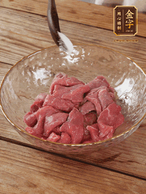 牛肉切丁，加黑胡椒海鹽、橄欖油腌10分鐘