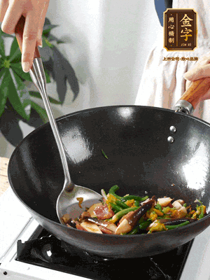 煸香蒜末，下香腸翻炒均勻，再依次下雞縱菌、黃瓜花