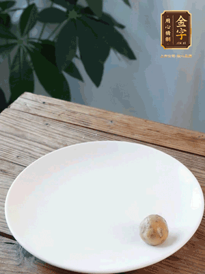 做水油皮、油酥 將油皮材料放入料盆中，加100ml水?dāng)嚢璩裳┗ㄆ瑺睢Ｔ诎赴迳戏磸?fù)揉搓成有一定筋度的光潔面團(tuán)，搓成14個團(tuán)子。
