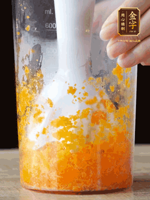 加玉米油、水怡、水揉搓成細(xì)膩的面團(tuán)。松弛半小時(shí)后，分成37g一個(gè)