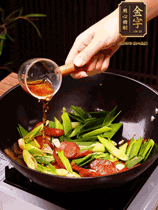 下蒜苗炒軟，沿鍋邊烹入一勺料酒，加醬油、蠔油、白糖調(diào)味炒勻
