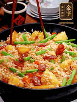 加水，沒過大部分食材。把瀝干水分的米飯均勻地鋪在上面，筷子戳幾個(gè)洞