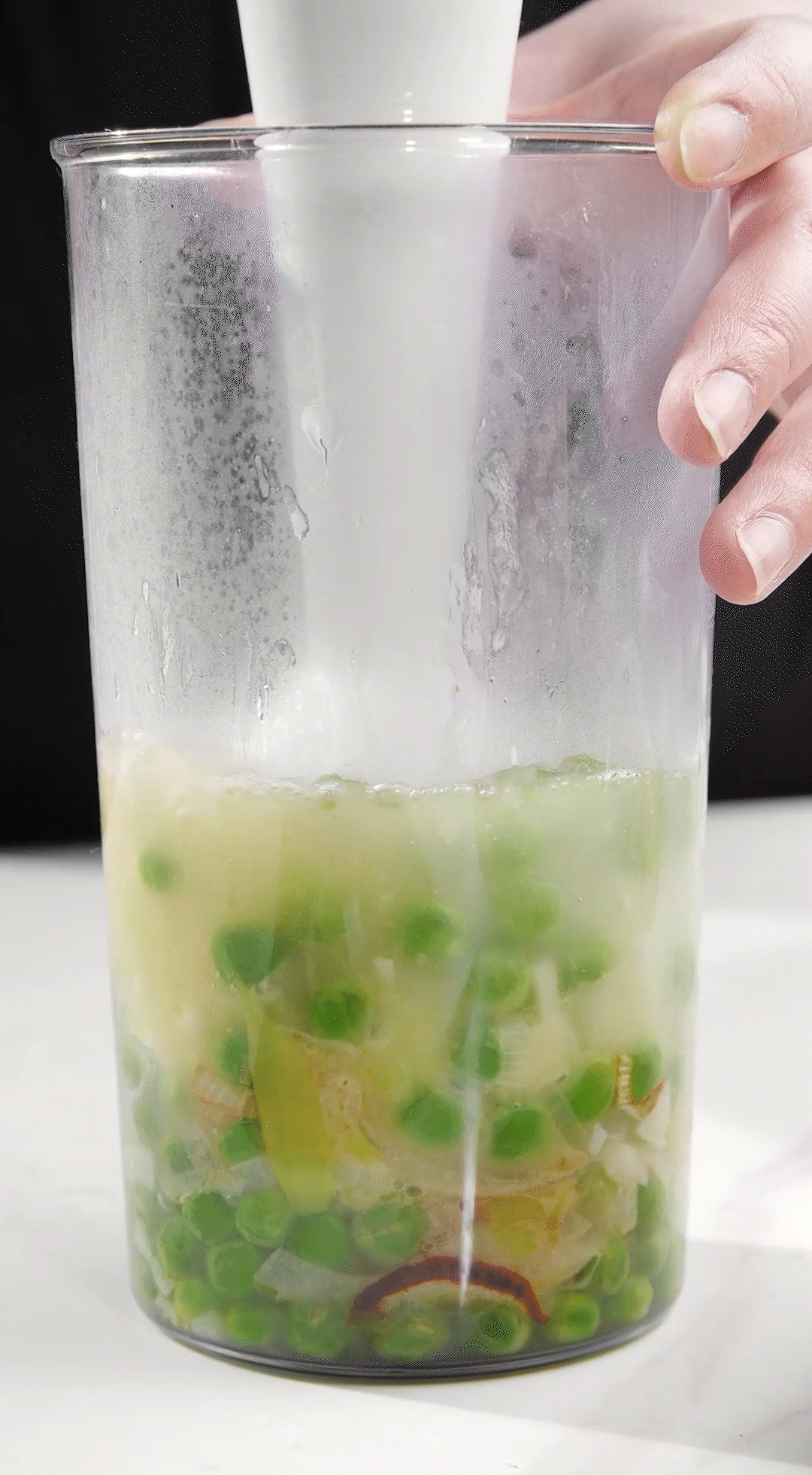 炒好的蔬菜+高湯或熱水，倒入破壁機攪打細膩絲滑即可。
