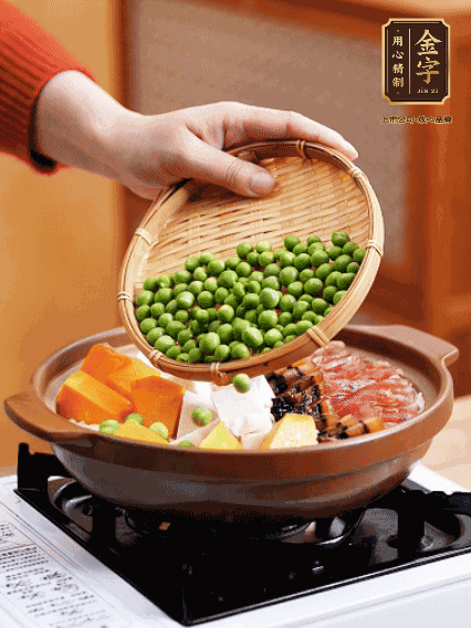 再鋪上臘腸、醬油肉、豌豆，小火煲6分鐘