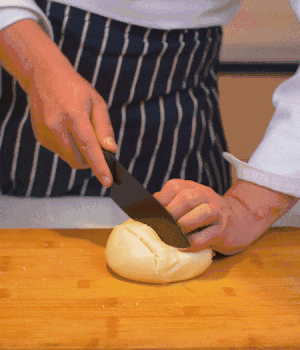 饅頭表面切出1cm左右的網(wǎng)格。