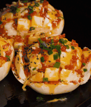 灑適量小蔥和黑芝麻，放入預(yù)熱的烤箱180度15分鐘。