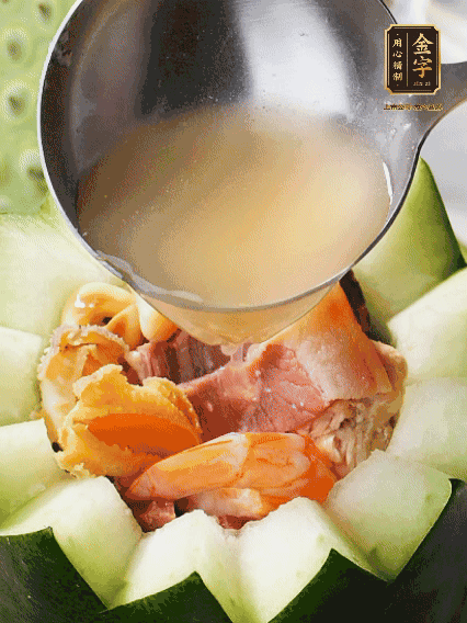 煮好后，盛入冬瓜盅。放入鍋中，可繼續(xù)燉煮，越燉越有味