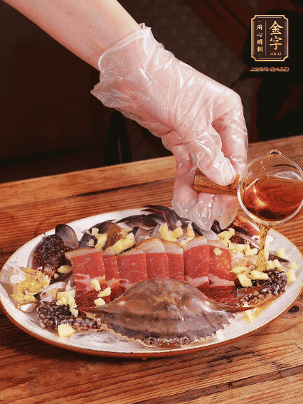 冷水上鍋蒸12分鐘（具體看蟹的大?。詈笕錾鲜[絲、澆上熱油即可