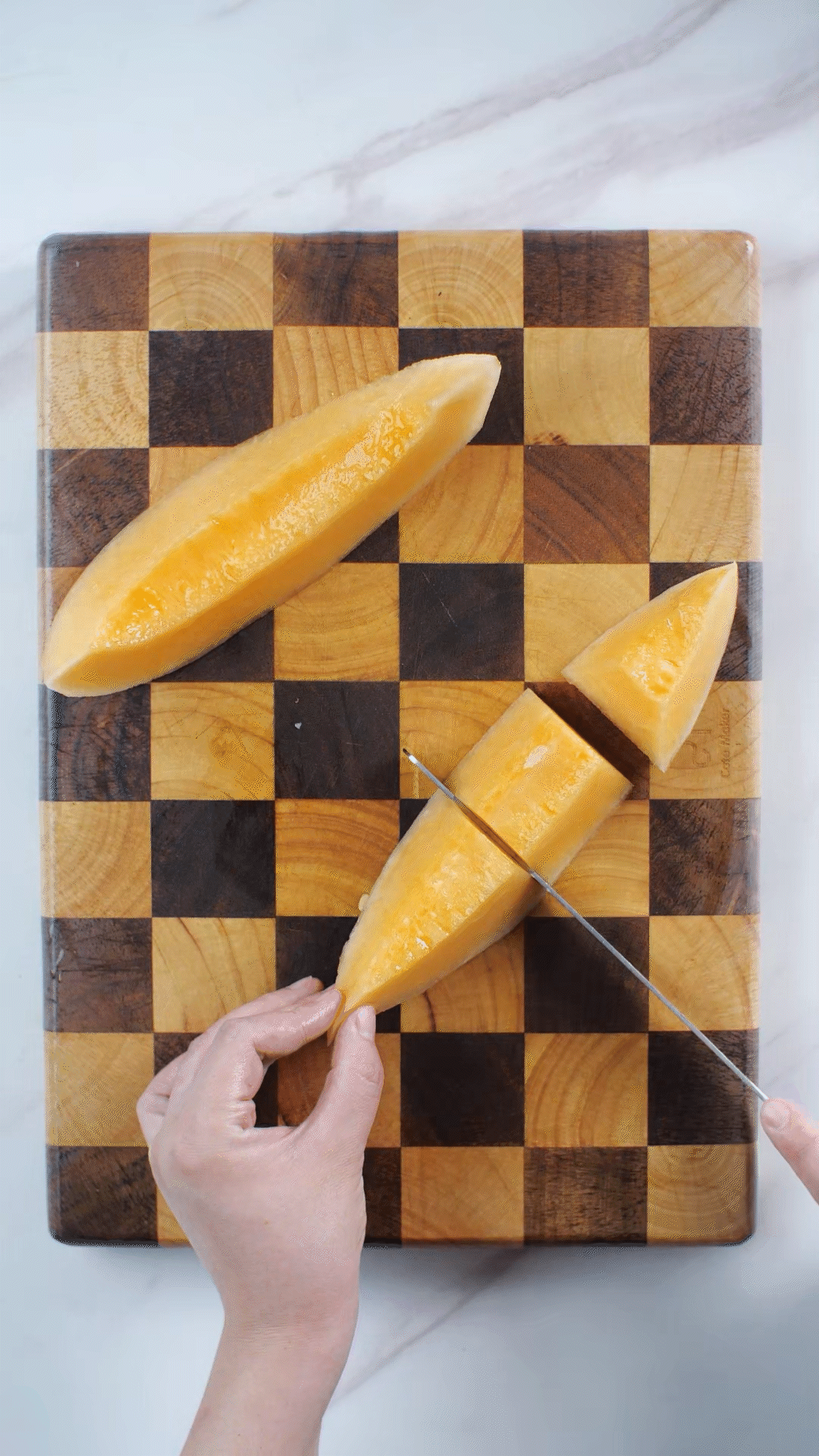 蜜瓜去皮切成長(zhǎng)方體