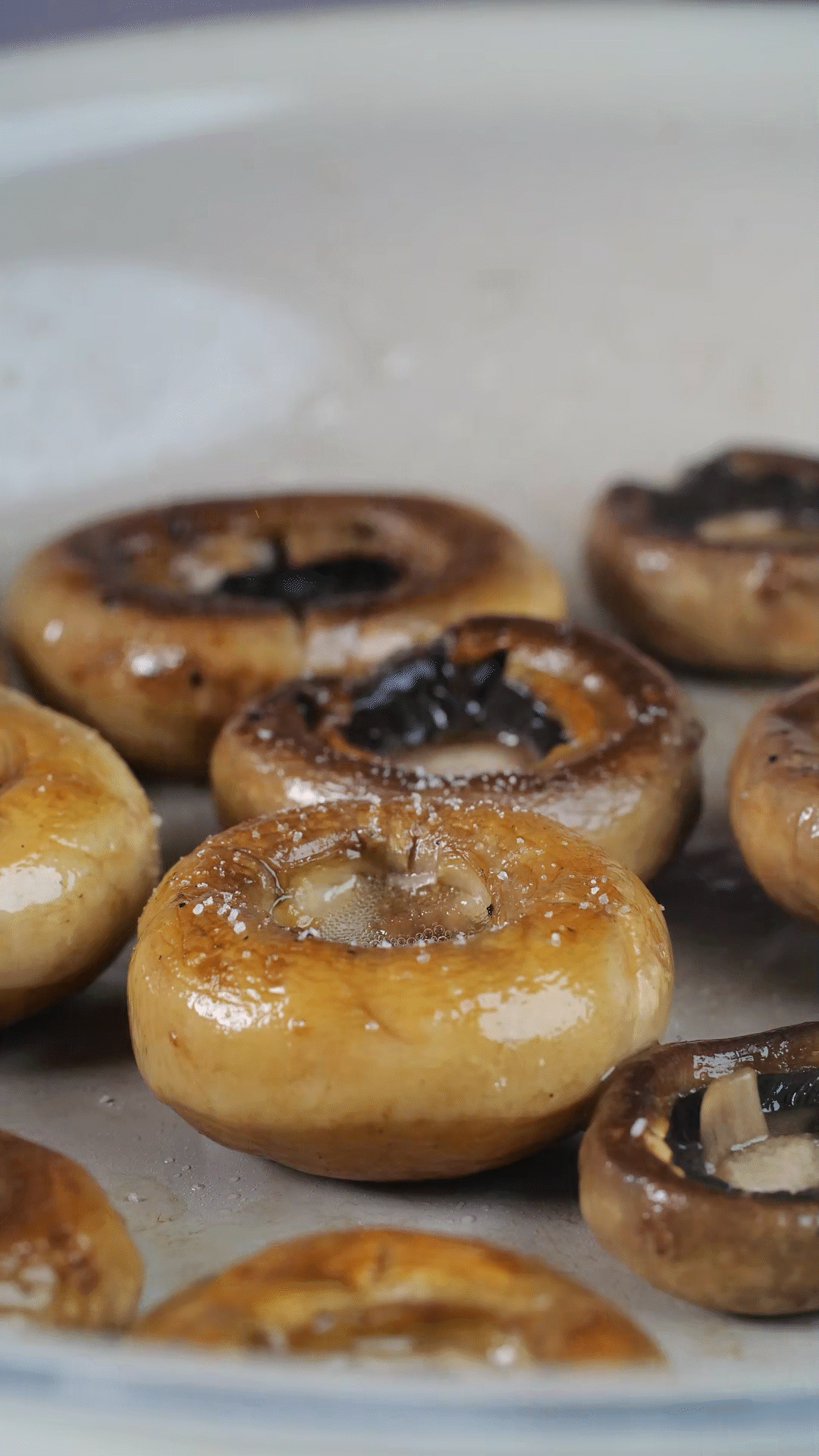 鍋內放橄欖油，將口蘑煎至兩面微微焦黃，用黑胡椒海鹽調味