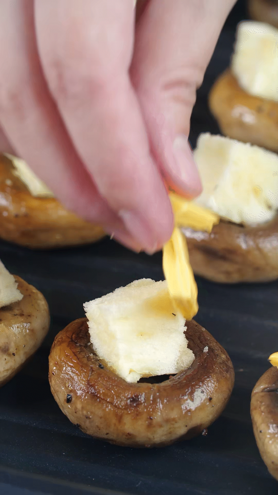 面包切小粒，放入口蘑凹處，蓋上芝士，烤箱180度烤10分鐘